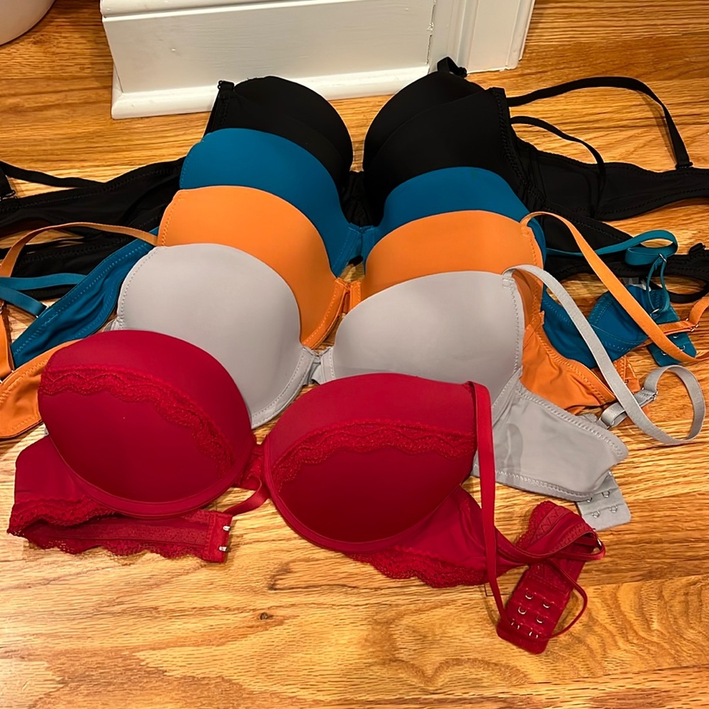 Bundle of 6 bras *brand new never worn*